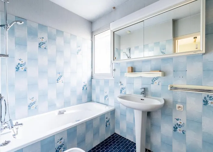 128-aux Beaux Volumes, Proche